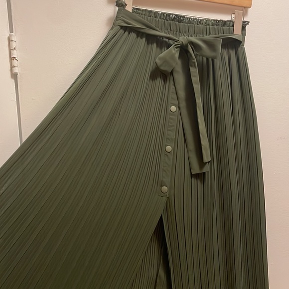 Olive Green Midi Skirt with buttons and tie detail - Picture 2 of 4